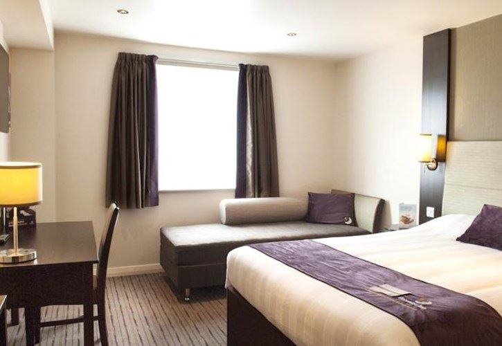 Premier Inn Larbert, Falkirk (Bedroom)|Hotels in Falkirk 