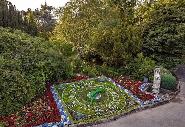 Dollar Park floral clock visit Falkirk